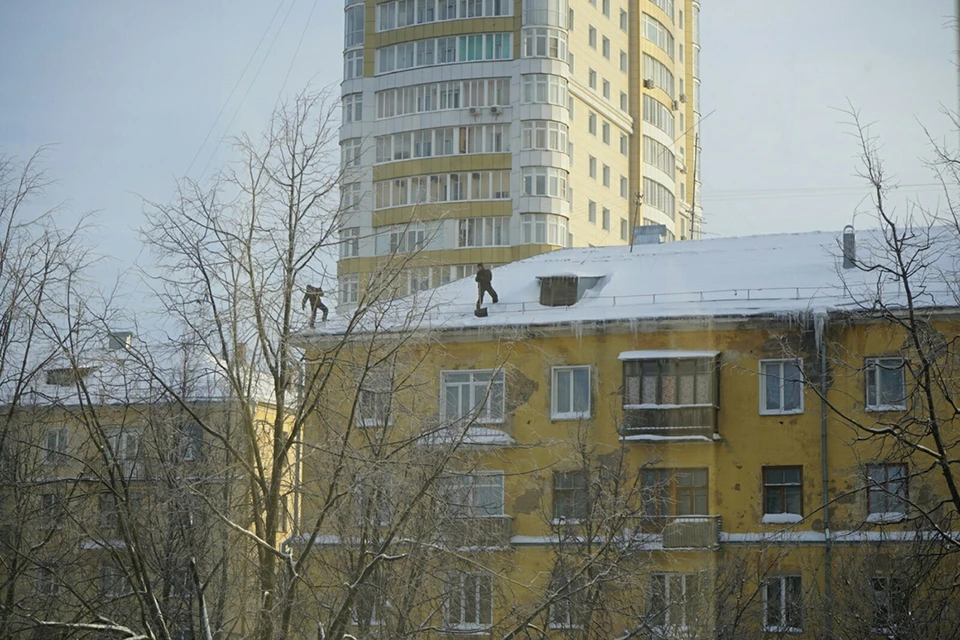 После чистки крыш некоторые УК не вывозят за собой снег. Фото: Антон МАМАЕВ