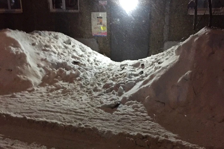 «Мы ждем ЧП»: в социальных сетях кировчане публикуют фотографии снежных завалов
