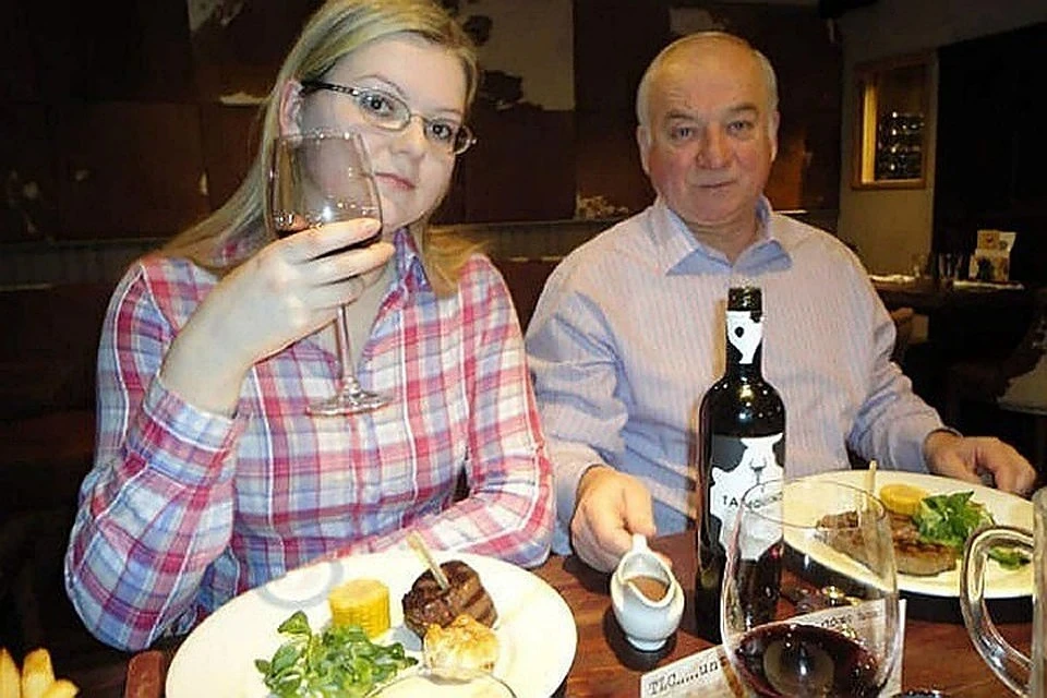 Бывший британский шпион Сергей Скрипаль и его дочь Юлия отравились в тихом английском городке Солсбери нервно-паралитическом веществом