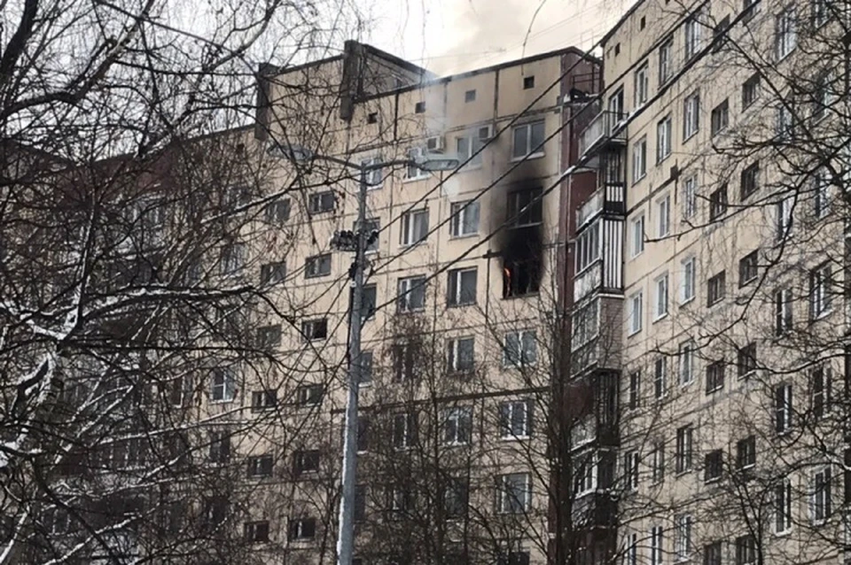 Трое мужчин выпрыгнули из горящей квартиры Фото: ДТП и ЧП Петербурга