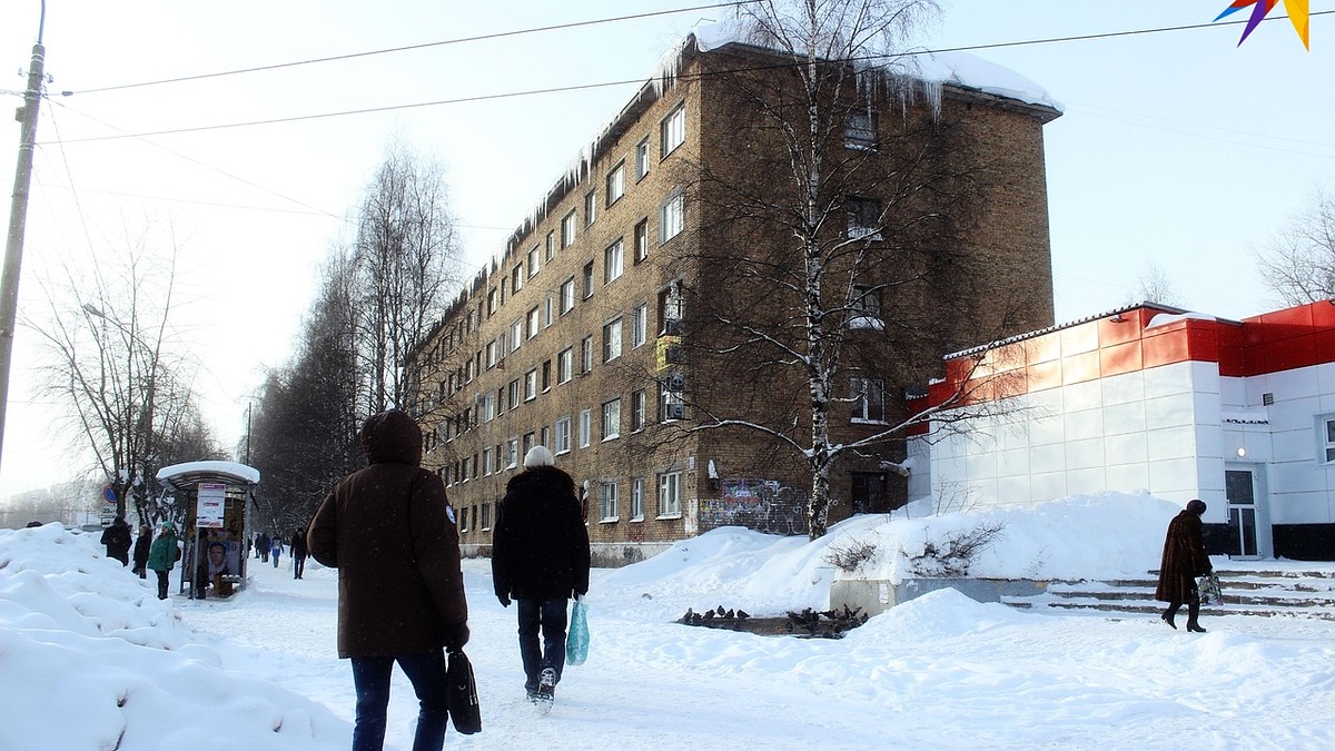 «Пусть лучше дом снесут!» Жильцы старых пятиэтажек в центре Сыктывкара  считают, что капитальный ремонт зданиям не поможет - KP.RU