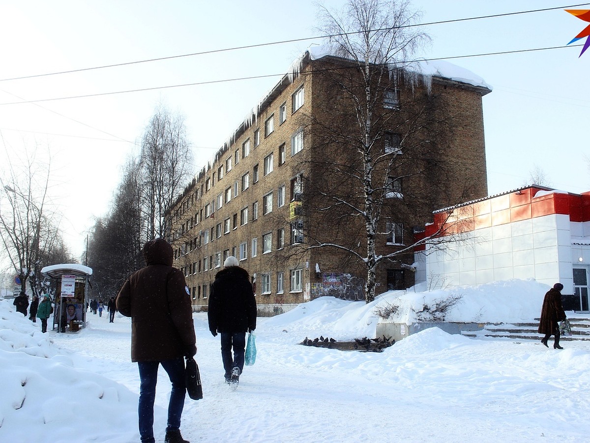 «Пусть лучше дом снесут!» Жильцы старых пятиэтажек в центре Сыктывкара  считают, что капитальный ремонт зданиям не поможет - KP.RU