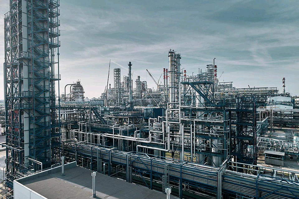 С 2011 года «Газпром нефть» проводит на МНПЗ комплексную экологическую модернизацию, поэтапно внедряя на производстве самое современное оборудование и инновационные технологии.