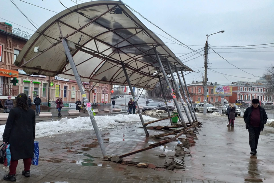 Остановка общественного транспорта упала и повисла на проводах в Нижнем Новгороде