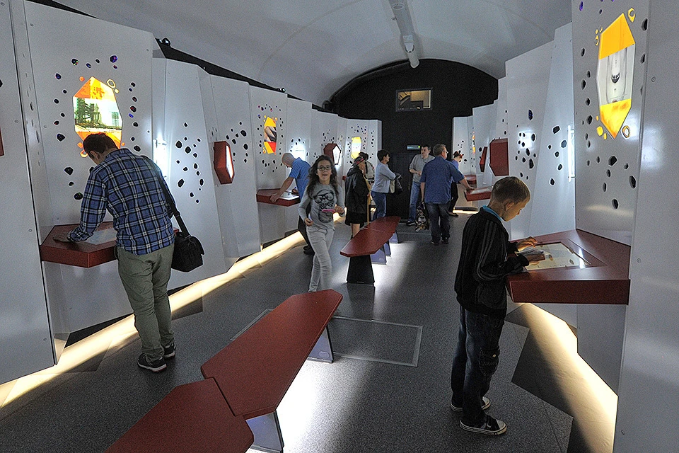 Интерактивный музей внутри макета орбитального корабля `Буран`, установленного на территории ВДНХ.