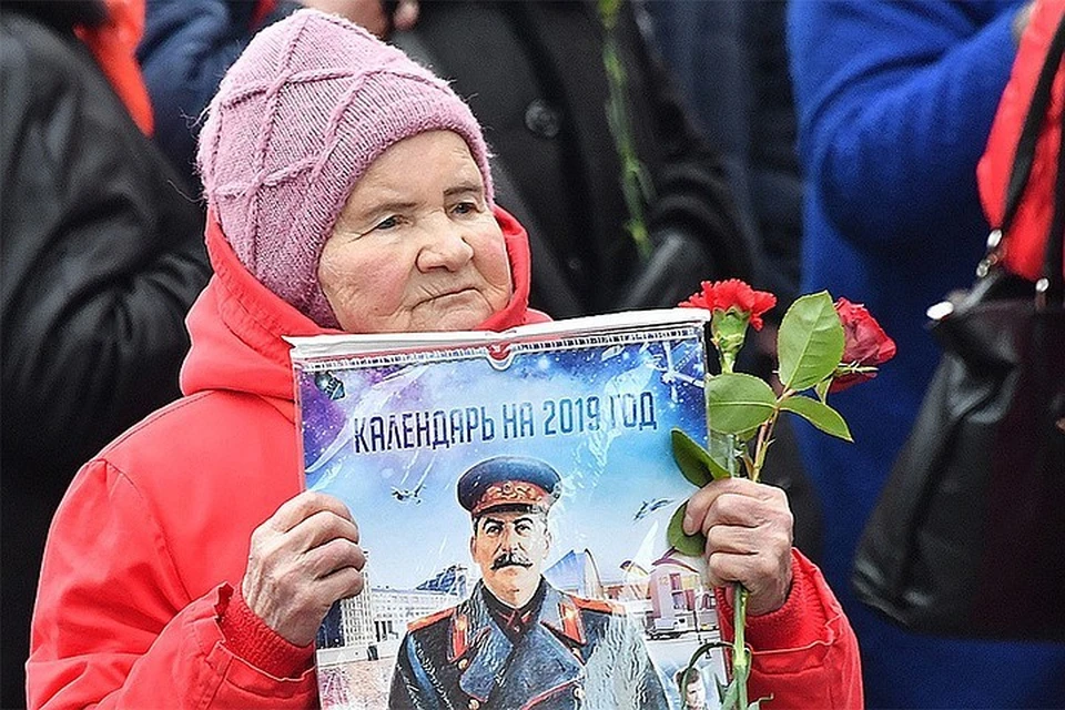 Участница акции "Две гвоздики для товарища Сталина" на Красной площади.