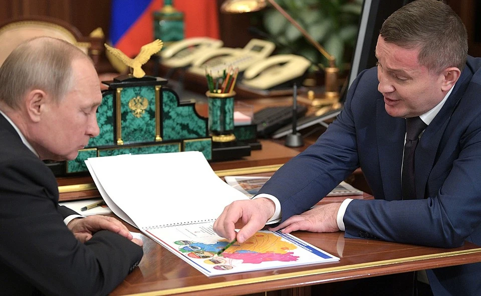 Андрей Бочаров показал Владимиру Путину свои проекты в инфографике. Фото: kremlin.ru