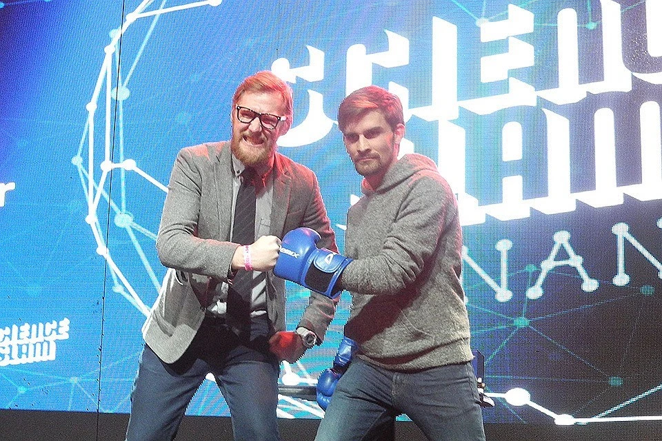 Победитель Science Slam Nano Иван Чуксин (справа) с ведущим конкурса.