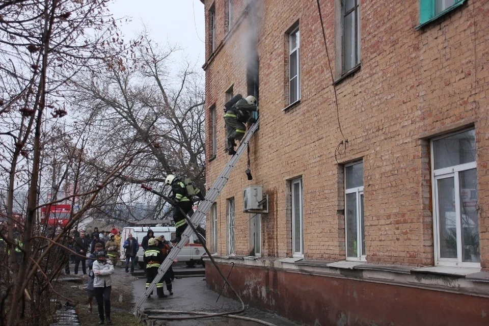 С помощью пожарной лестницы спасатели эвакуировали 20 человек