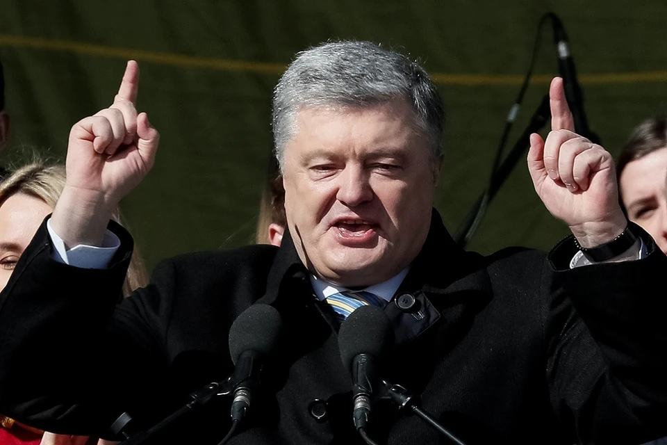 Действуйющий глава Украины Петр Порошенко изо всех сил сейчас старается обеспечить себе прохождение во второй тур выборов президента