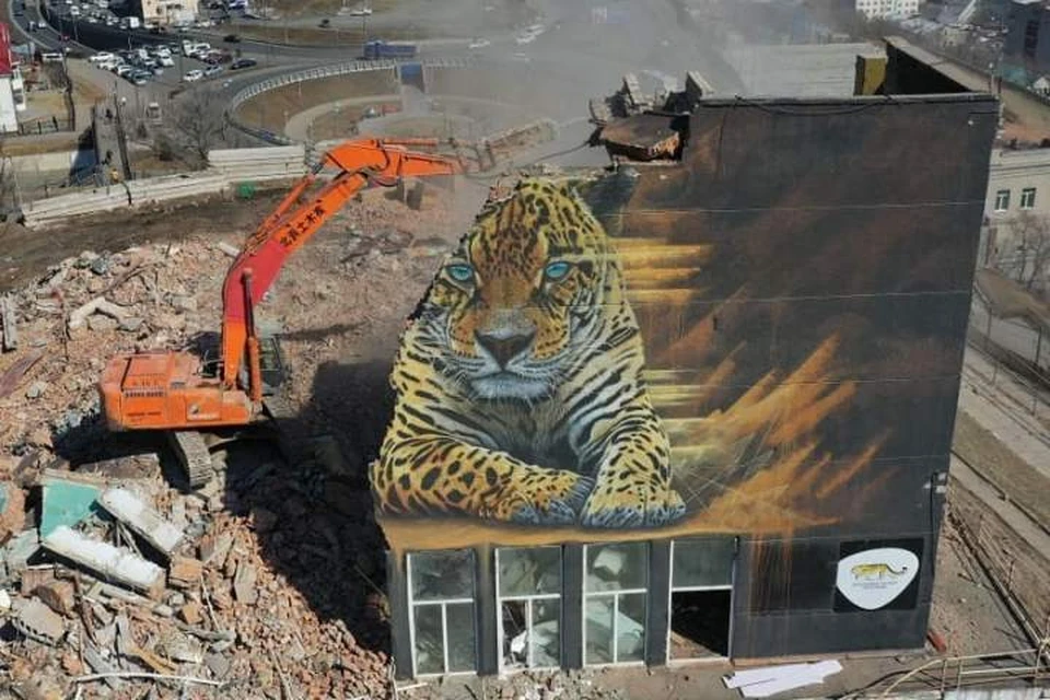 Сегодня знаменитый арт-объект начали сносить. Фото: newsvl.ru
