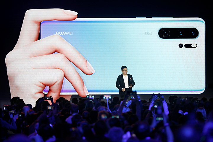Huawei официально представил в Париже свои флагманы