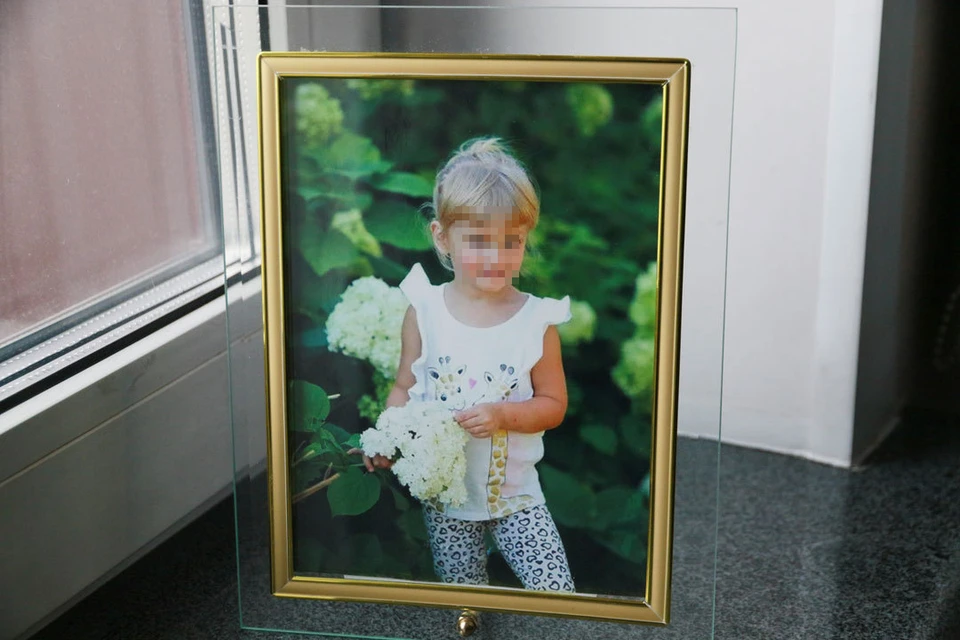 Дедушка одной из погибших девочек принес на заседание рамку с фотографией своей погибшей внучки.
