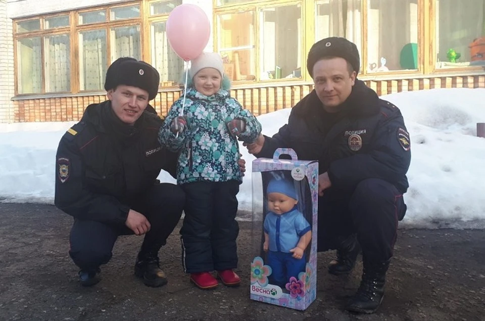 Полицейские подарили спасенной девочке куклу.