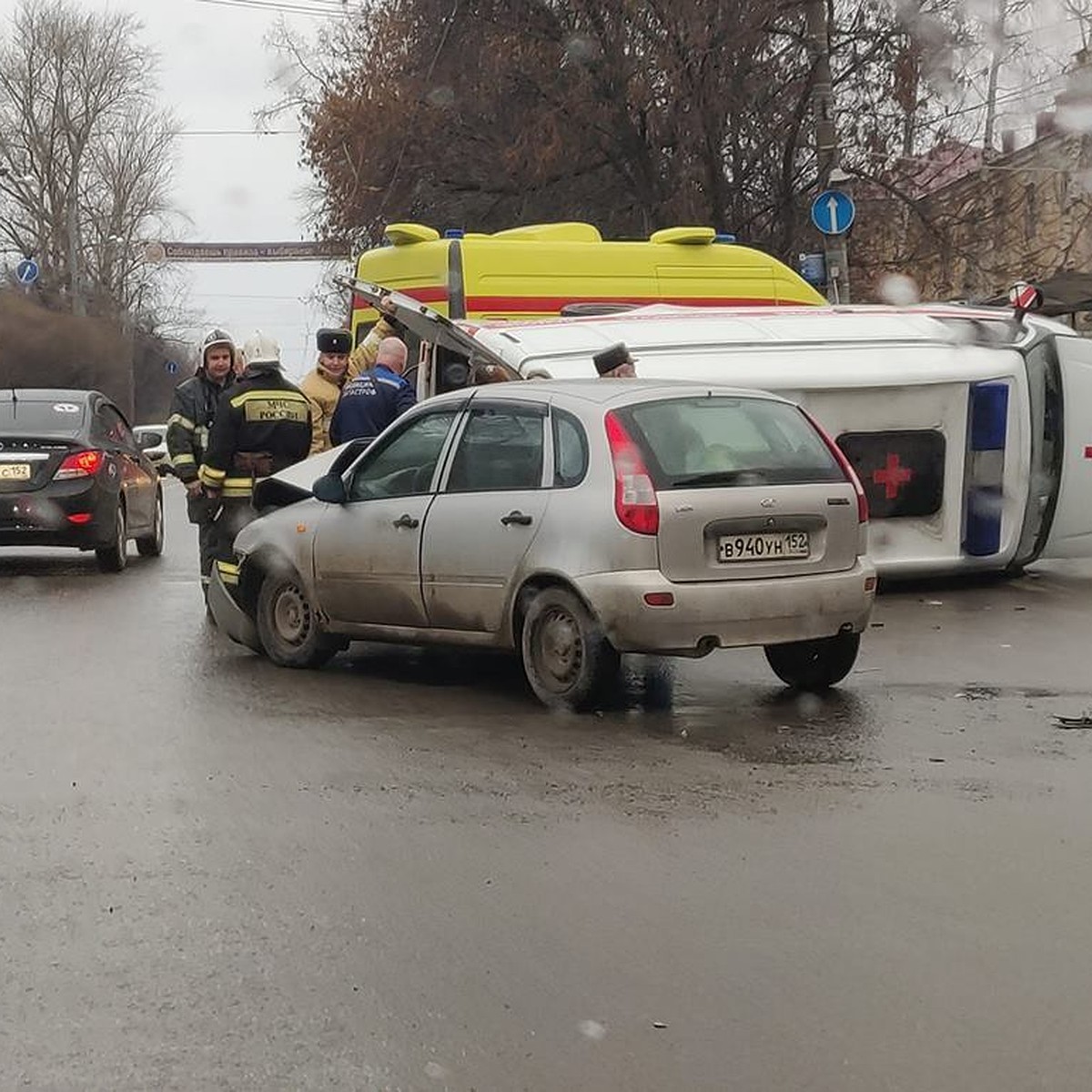 Жуткое ДТП в Нижнем Новгороде: «Лада Калина» опрокинула машину скорой  помощи - KP.RU