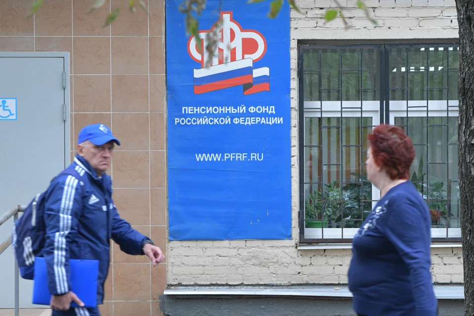 При смене пола человеку меняют свидетельство о рождении, а значит на пенсию можно выйти раньше.