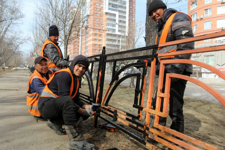 Цвет настроения – черный: почему в Иркутске перекрашивают оранжевые тротуарные ограждения в темные