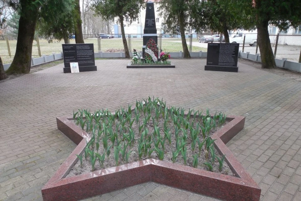 На территории воссозданного в 2012 году мемориала в Прегольском и сейчас полно места для дополнительных надгробий с эпитафиями. Чтобы увековечить тут «забытых» воинов, ждать второй очереди нет необходимости.