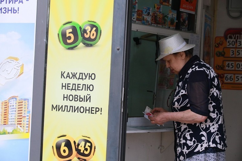 Люди покупают и тут же, на месте, начинают стирать защитный слой. Ища выигрыш.