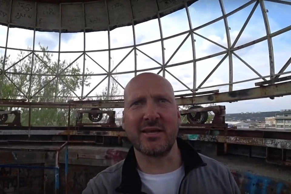 Британский журналист - в разрушенной обсерватории. Фото: скриншот видео