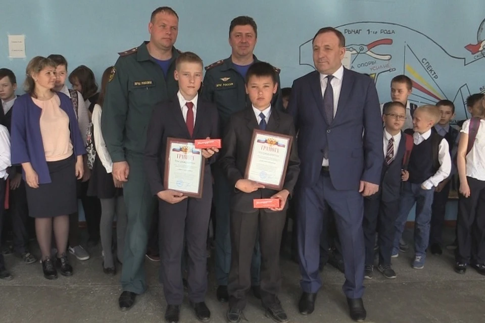 В Иркутске наградили пятиклашек, спасших от пожара целый дачный поселок. Фото: Юным героям вручили часы с гравировкой и благодарственные письма.