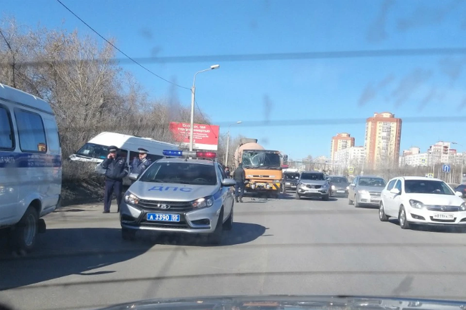 В Омске в пассажирскую маршрутку врезалась бетономешалка