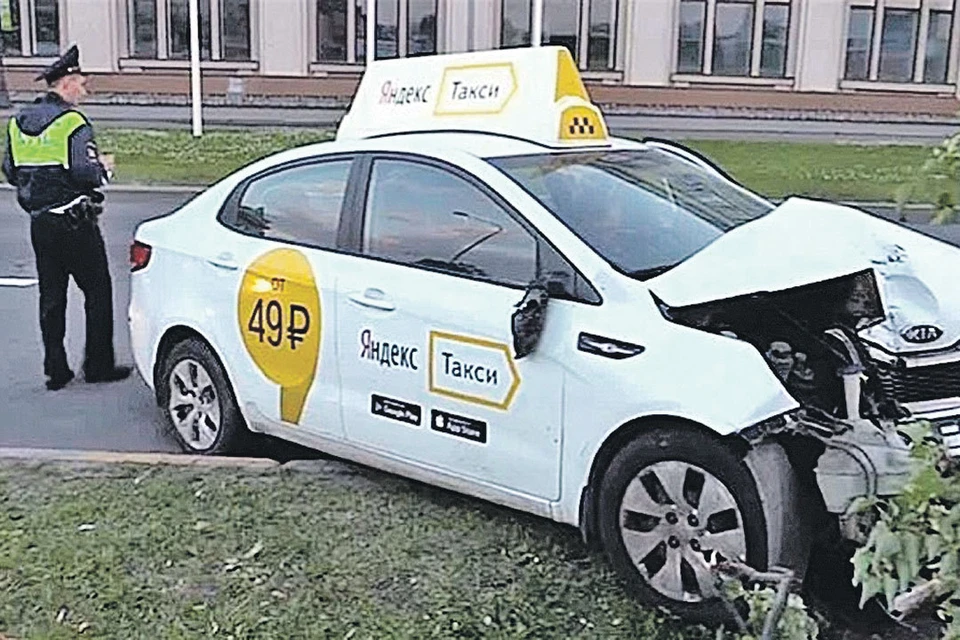 Надпись на разбившейся машине тоже помогла доказать вину агрегатора: услугу пассажирка покупала у Яндекс.Такси, а не у каких-то фирм-посредников. Фото: Архив Елены Гращенковой