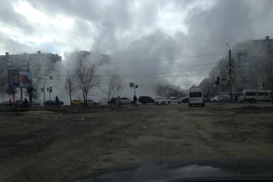 Дым на дороге перепугал очевидцев. Фото: Вероника Рожкова.