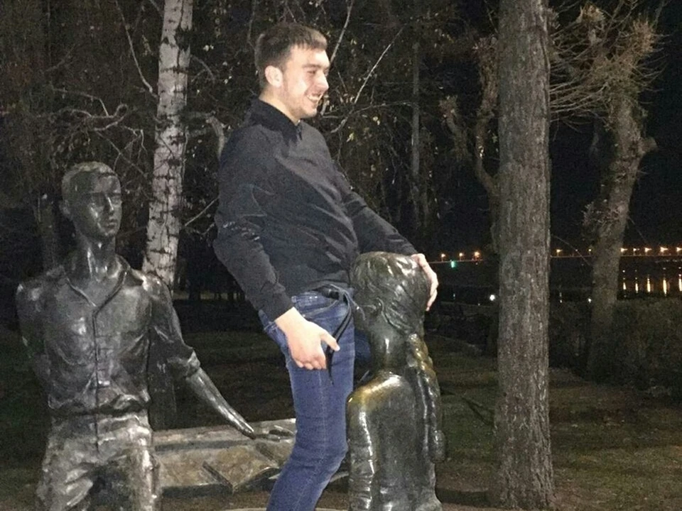 Молодой человек позировал со статуей школьницы, изображая оральный секс