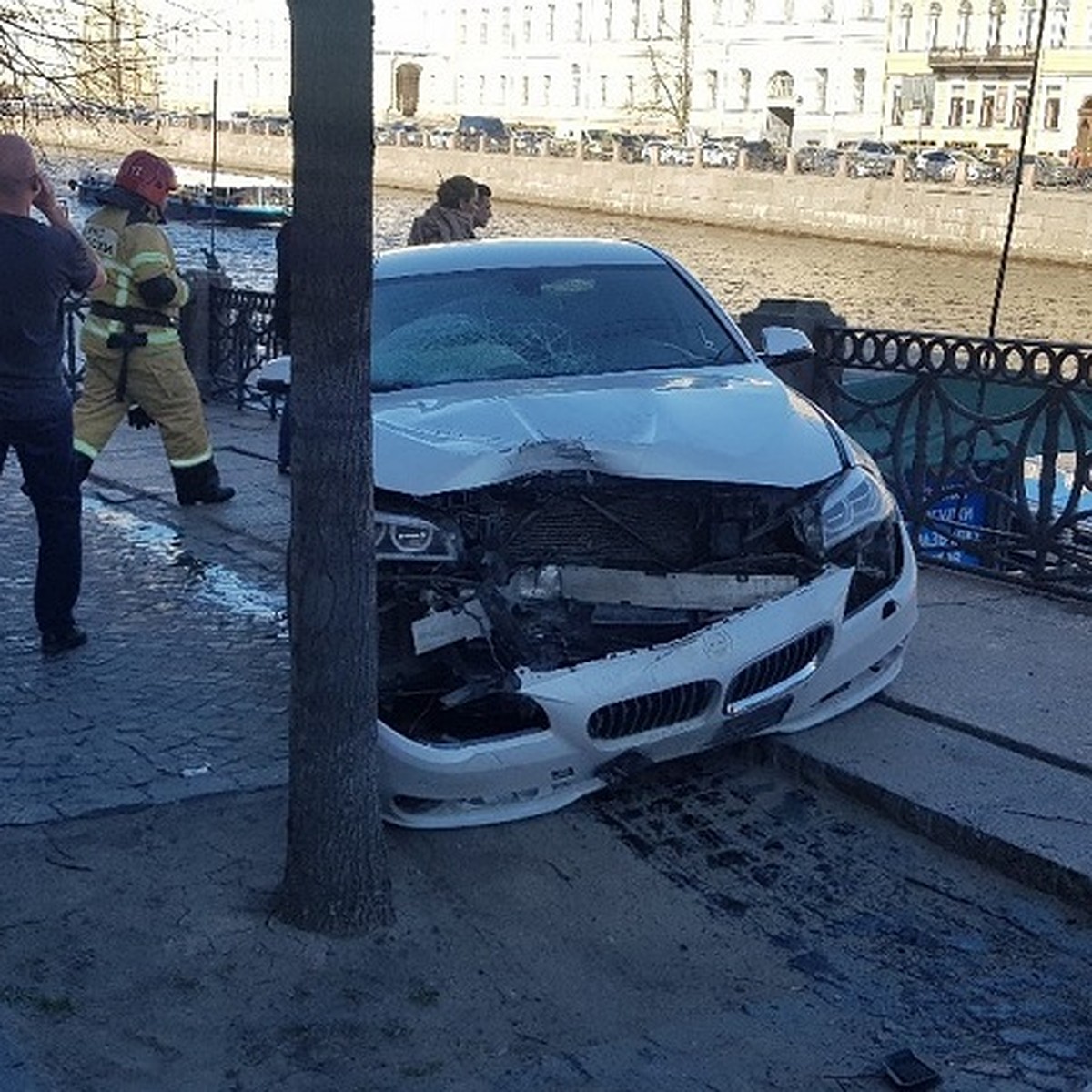 На Невском проспекте в Петербурге BMW сбил четырех пешеходов: Один человек  упал в реку - KP.RU