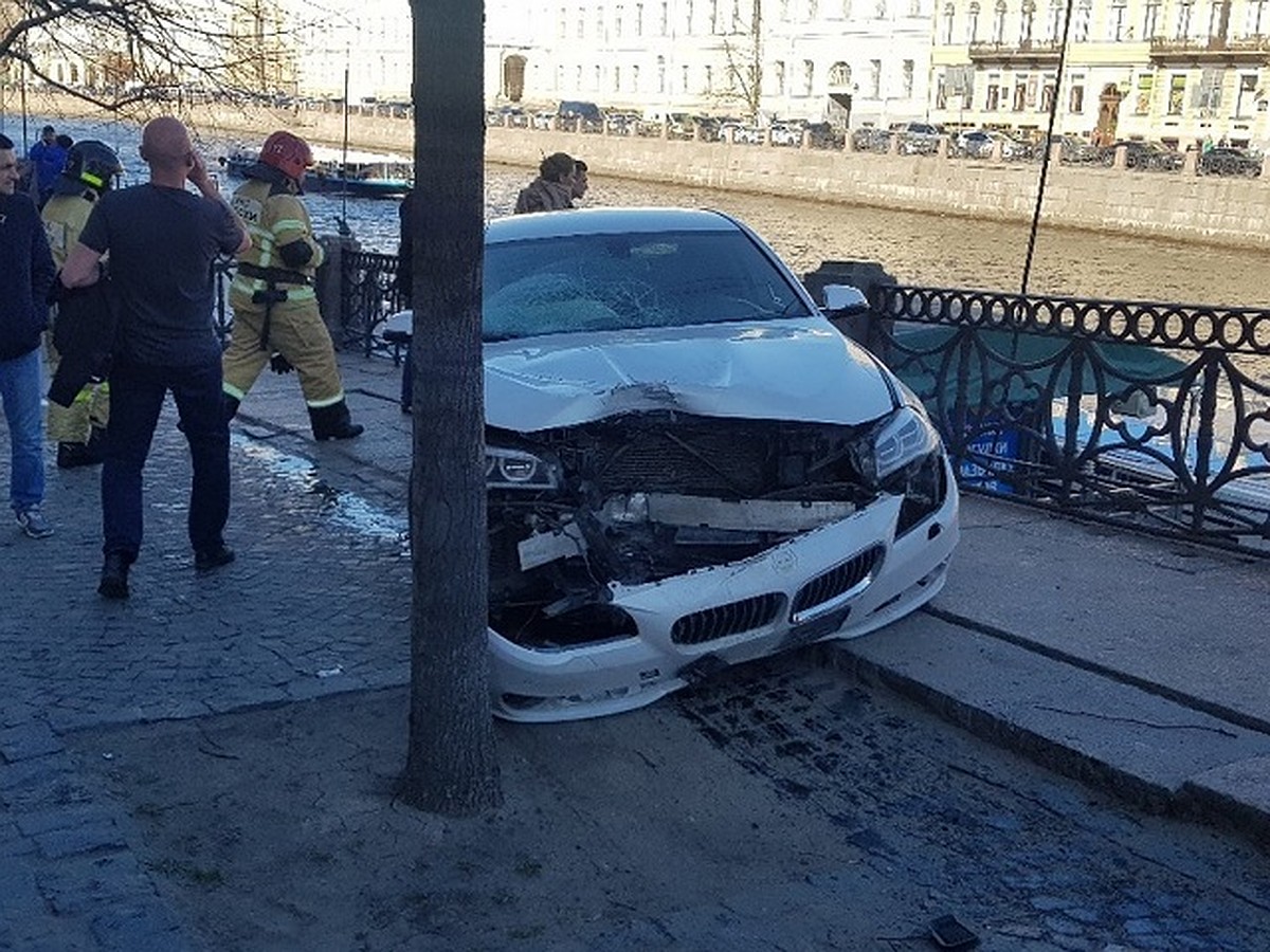 На Невском проспекте в Петербурге BMW сбил четырех пешеходов: Один человек  упал в реку - KP.RU