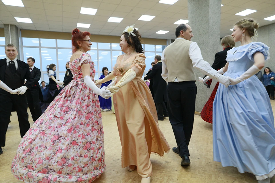 Барнаульцы весело танцевали старинные танцы