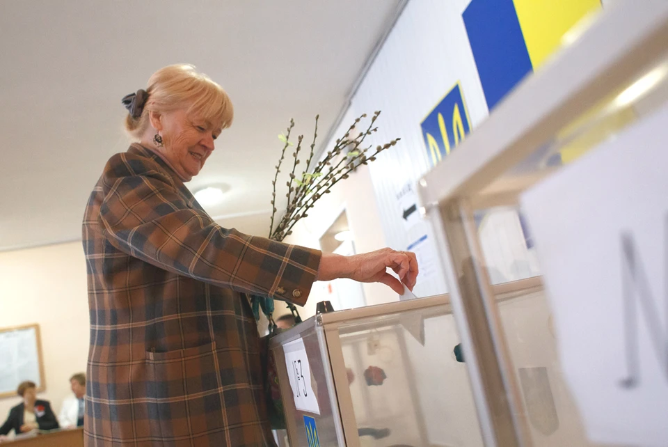 Украинцы после праздничной службы сразу шли на избирательные участки.