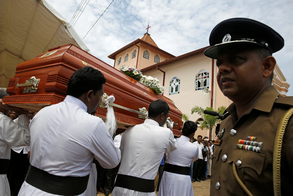 На Шри-Ланке проходят похороны жертв терактов.