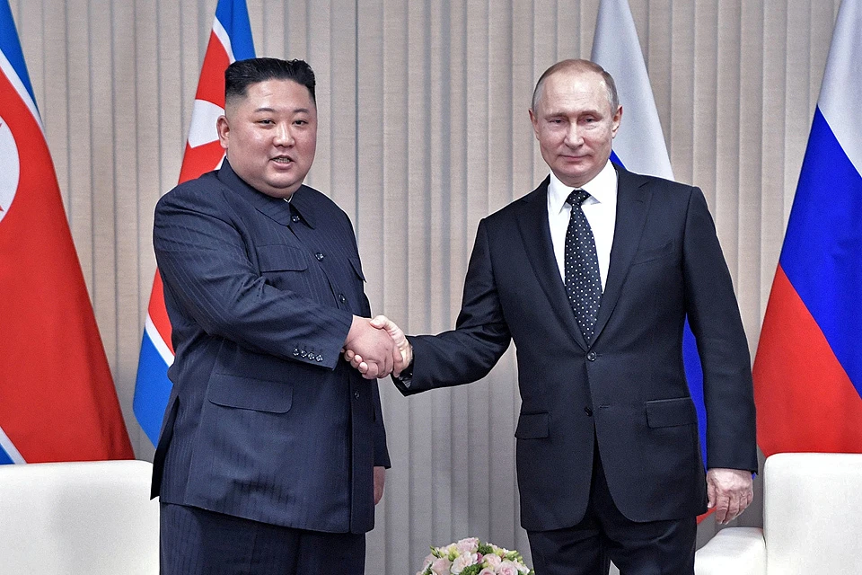 Рукопожатие Ким Чен Ына и Владимира Путина во время встречи на острове Русский.