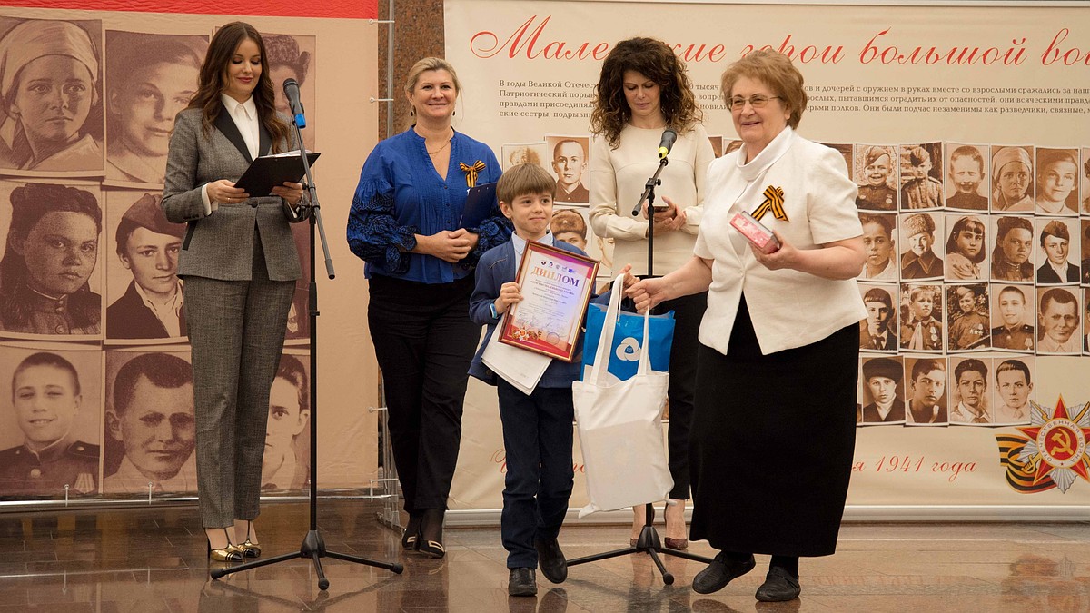 В Москве наградили школьников-победителей конкурса «Спасибо маленькому  герою» - KP.RU