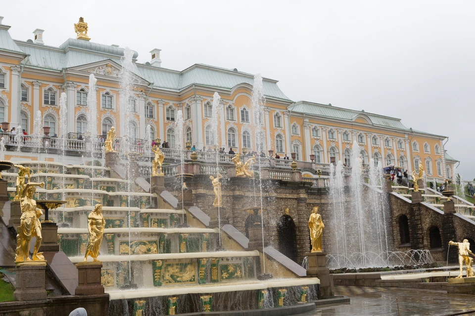 27 апреля в Петергофе начали работу фонтаны.