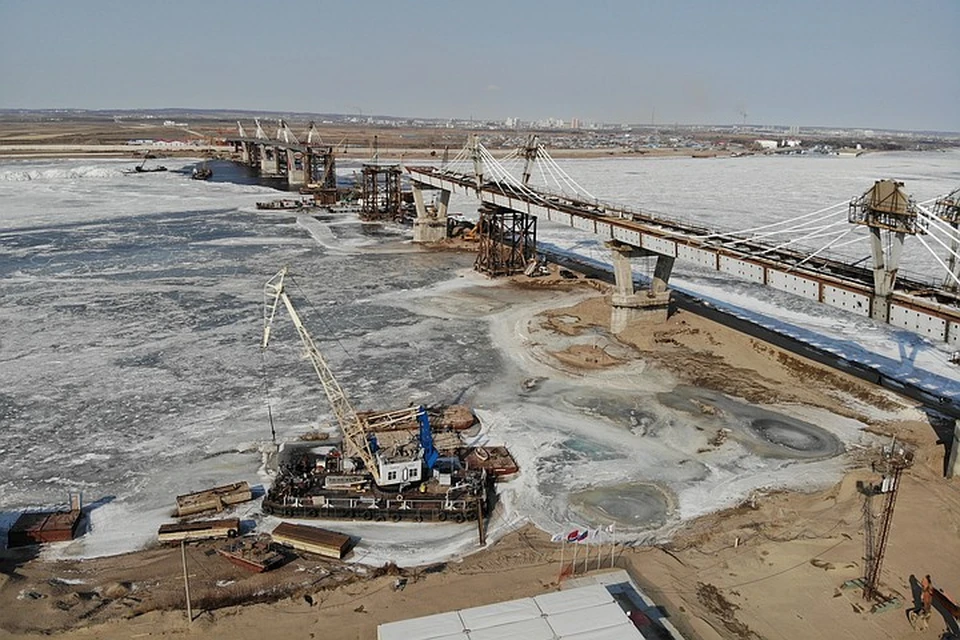 Руслан Байсаров строит мост через реку Амур