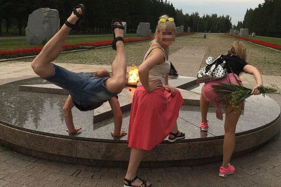 Омск, 2017 год. Подростки устроили шокирующую фотосессию у вечного огня.