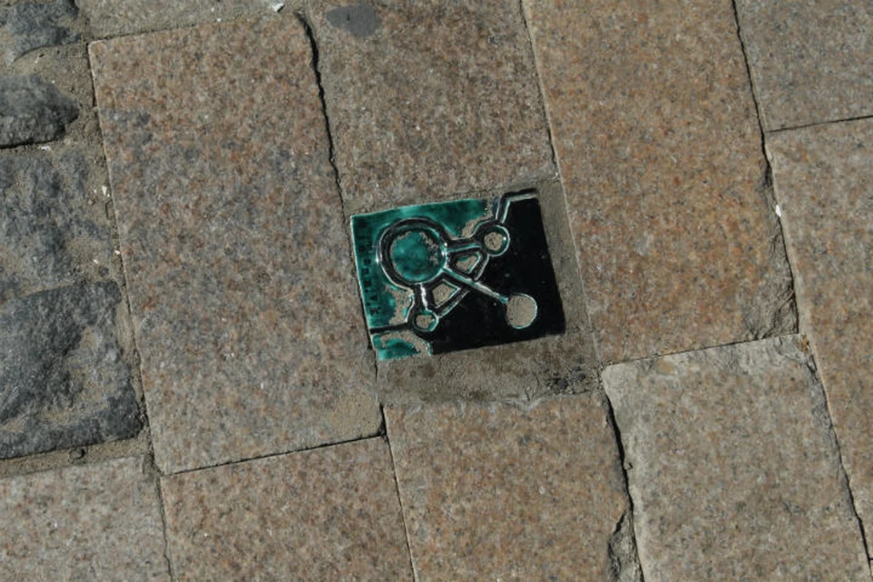 Вместо брусчатки – миниатюры: иркутский художник делает керамические «заплатки» для тротуаров