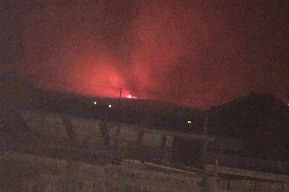 Лесной пожар полыхает вблизи поселка Большое Голоустное на Байкале: эвакуируют стариков и детей. Фото: предоставлено очевидцами