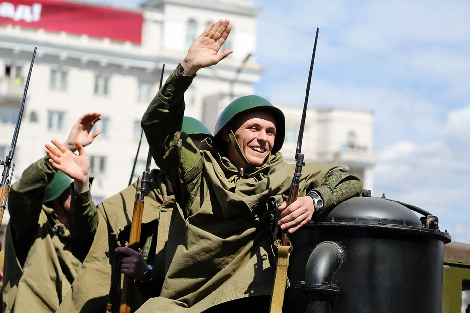 Парад Победы в Челябинске по традиции начинается ровно в полдень.