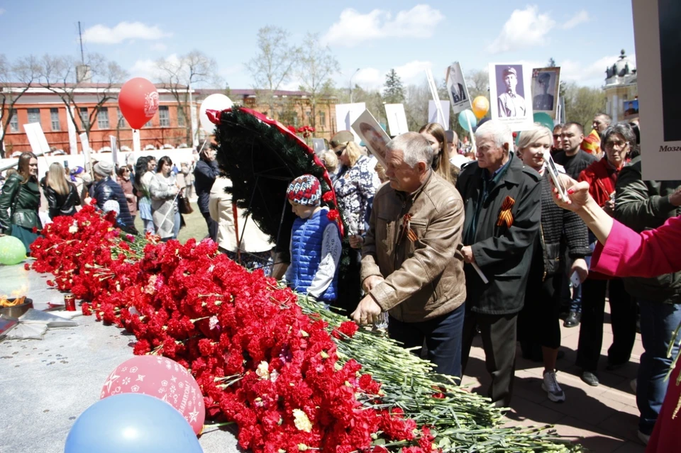 Возложение цветов на площади Победы. Фото: Анатолий ЛЕВСКОЙ