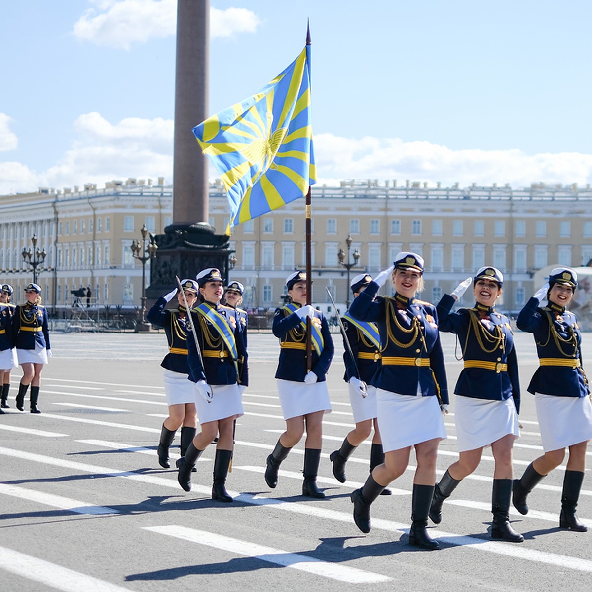 Передвижная звонница и ретро-кабриолеты: Чем удивил Парад Победы 9 мая 2019  года в Санкт-Петербурге - KP.RU