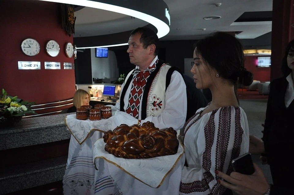 Всегда, когда в кишиневском аэропорту приземляются знаменитости, им преподносят хлеб-соль