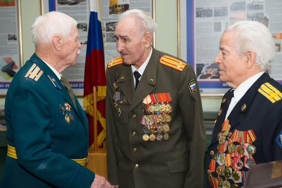 Виктор Иванович (на фото справа) вместе со своими сослуживцами смог провести врага.