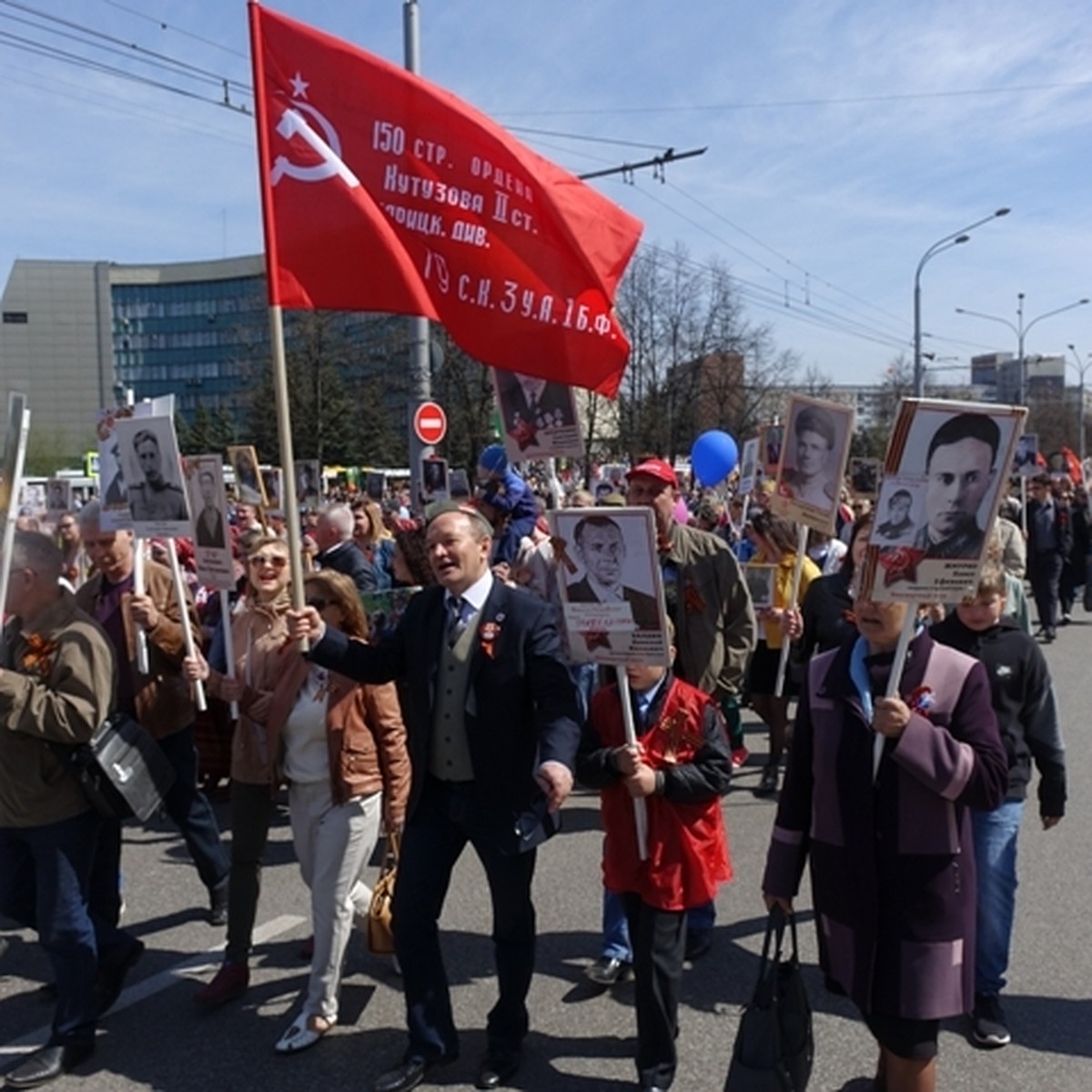 Фотографии и видео Парада Победы 2019 в Новокузнецке: - KP.RU