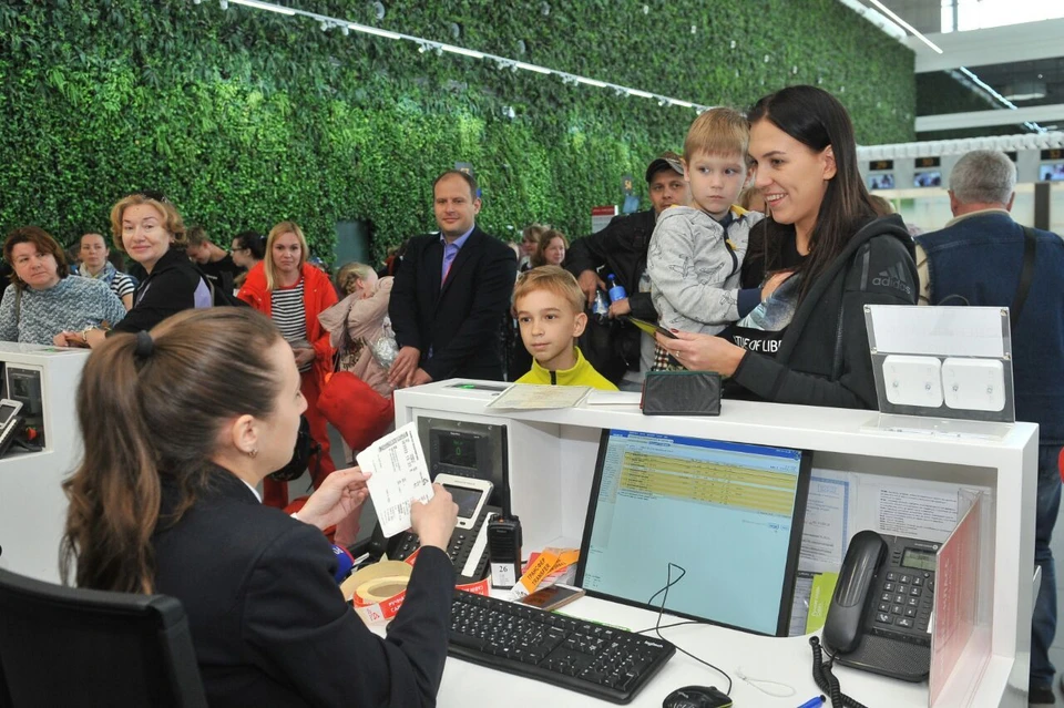 Туристы с Урала купили счастливый билет. Фото: пресс-служба международного аэропорта «Симферополь»