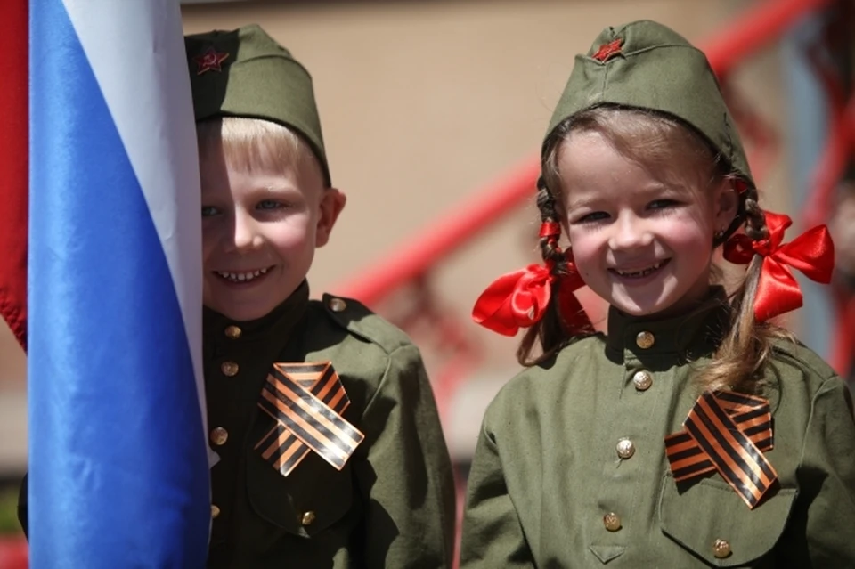 Почему некоторые "специалисты" уверяют, что детей нельзя одевать в форму Красной Армии?
