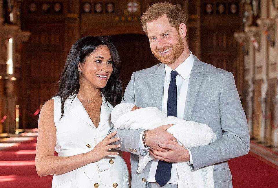 Британский принц Гарри и его супруга Меган Маркл продемонстрировали миру своего новорожденного сына